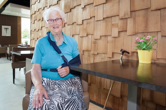 Mevrouw de Snaijer-Goedhart is 83 jaar en heeft een schouderprothese gekregen. 