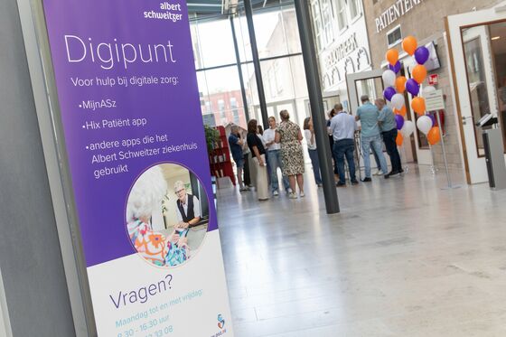Opening Digipunt in het Albert Schweitzer ziekenhuis 