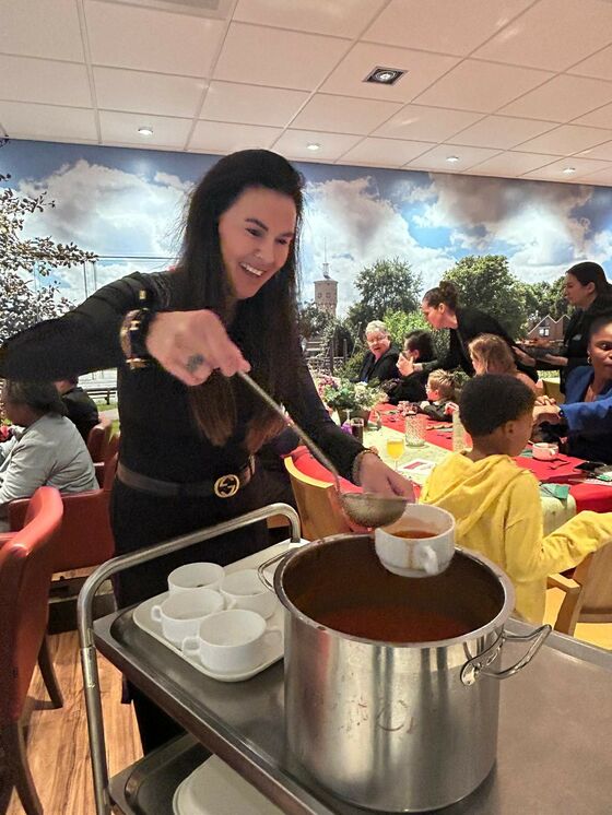 Sfeervol kerstdiner voor cliënten Voedselbank in Albert Schweitzer ziekenhuis